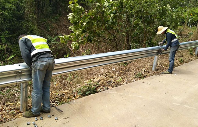 石嘴山高速公路护栏的定期维护与保养