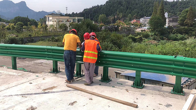 石嘴山高速公路护栏板的维护确保道路安全的关键环节